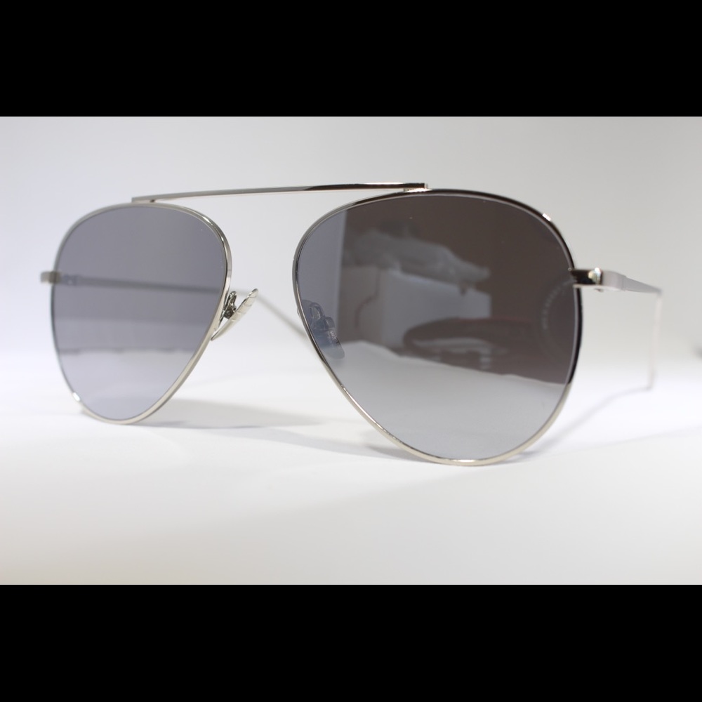 Silver aviator sunglasses with mirror lens